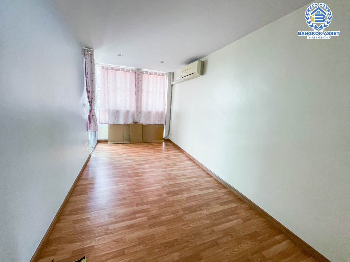 ทาวน์เฮ้าส์มือสอง ม.ดิ แอททิค2 แจ้งวัฒนะ เนื้อที่กว้าง 21 ตร.ว. ฟังก์ชัน 3 ห้องนอน 3 ห้องน้ำ 1 ที่จอดรถ บ้านสภาพสวย ด้านข้างมีพื้นที่ สิ่งอำนวยความสะดวกครบครัน พร้อมอยู่ บนทำเลเดินทางง่าย เชื่อมต่อ ถ.แจ้งวัฒนะ, ถ.ติวานนท์ ใกล้รถไฟฟ้าสายสีชมพู "สถานีห้าแยกปากเกร็ด" และทางด่วน "ศรีรัช(ด่านแจ้งวัฒนะ)"